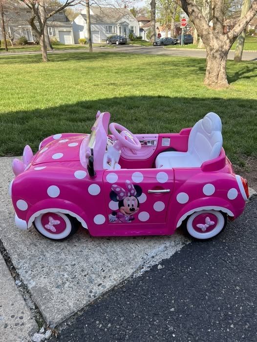 Disney Minnie Mouse Convertible Ride-On Car with Remote Control